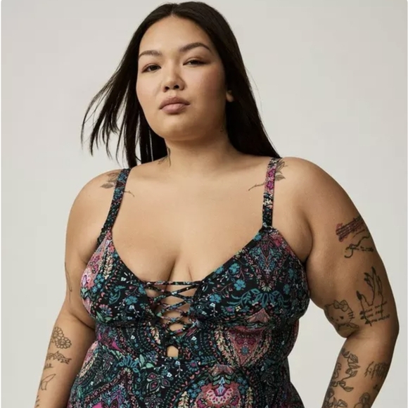 Torrid Wireless Plunge One-Piece Swimsuit plus Size 1x NWT Black - Picture 3 of 11